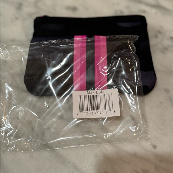 NWT MAX SHOWOFF (ZIP) CARD CASE - Picture 2 of 3